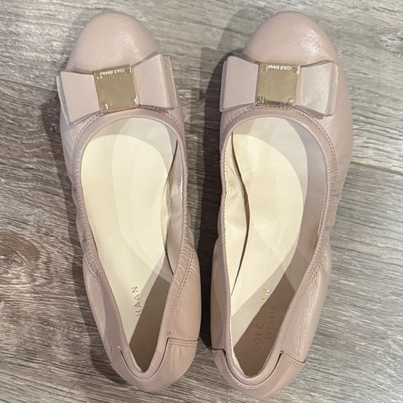 Cole Haan Women's Blush Loafers with Bow Accent Size 5.5B! - Picture 1 of 4